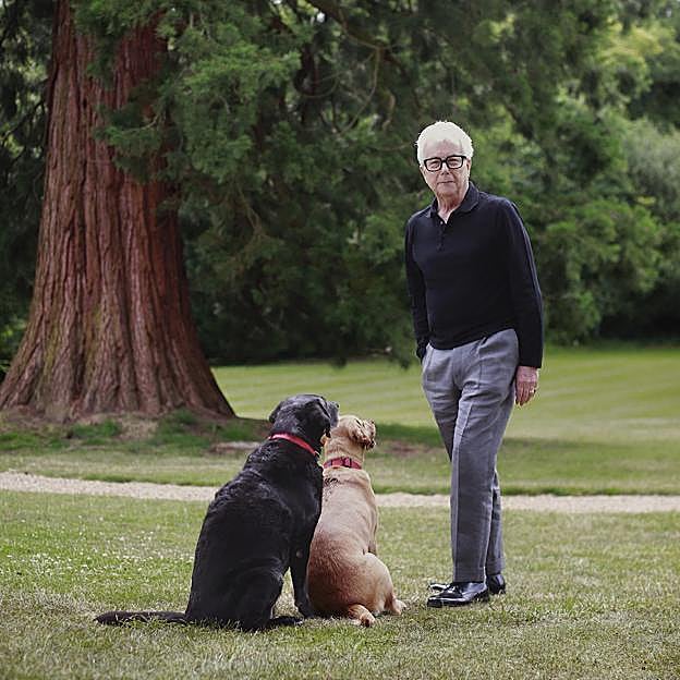 El escritor Ken Follet junto a sus perros en los jardines de su casa. 