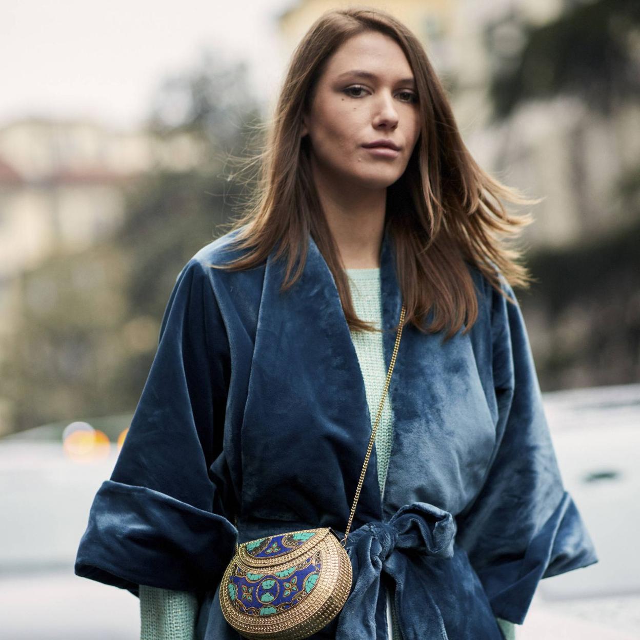 Mujer con kimono de terciopelo