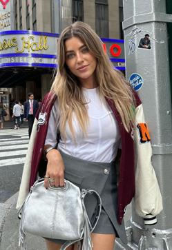 Imagen secundaria 2 - Laura Matamoros, María Fernández-Rubíes y Nat Cebrián con el bolso de Maje.