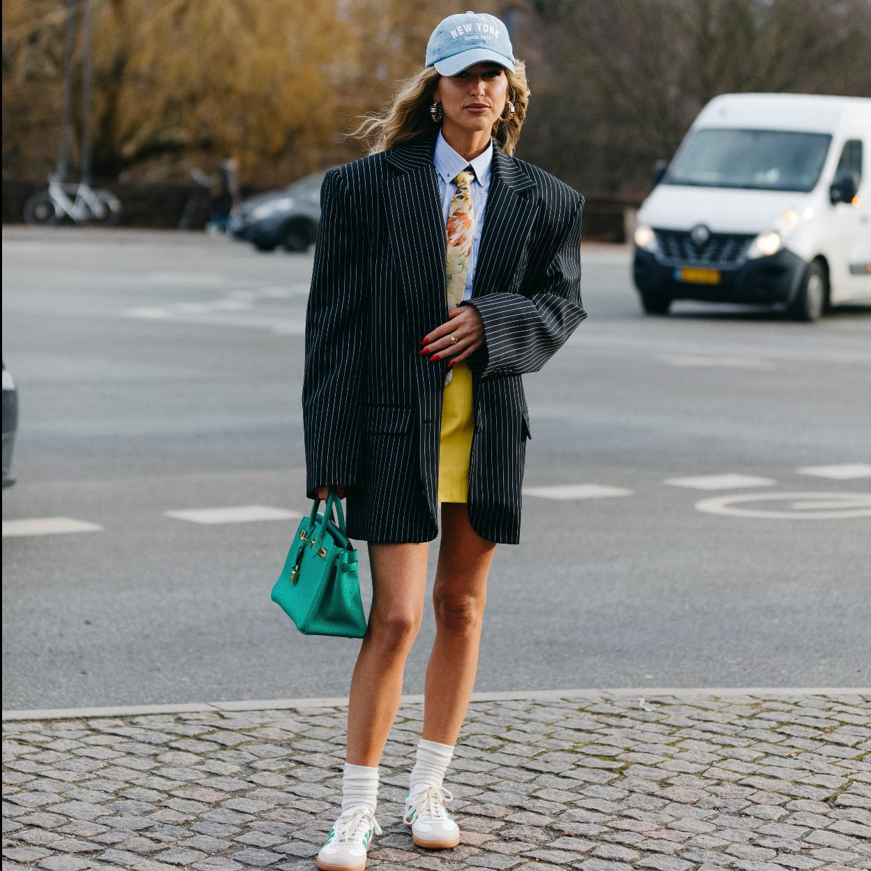 Un look de street style con zapatillas blancas.