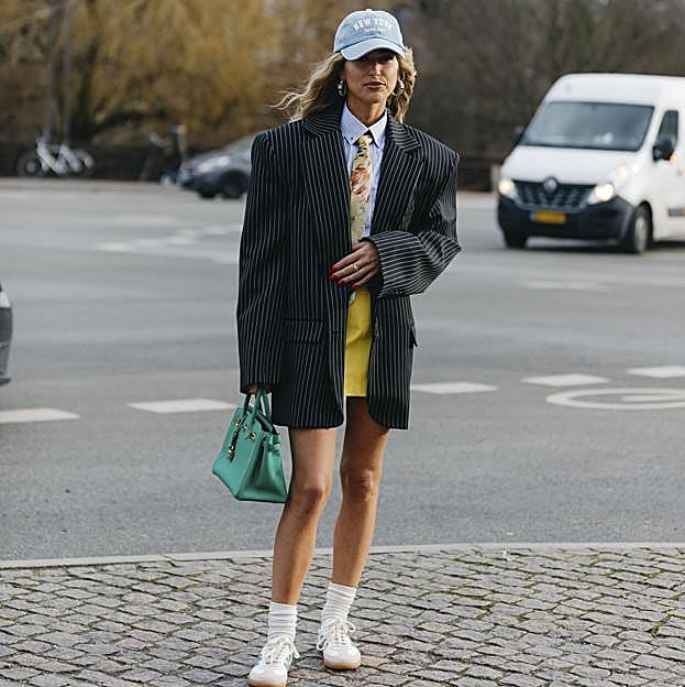 Zapatillas blancas, clásicas y minimalistas que te pondrás con todo este otoño