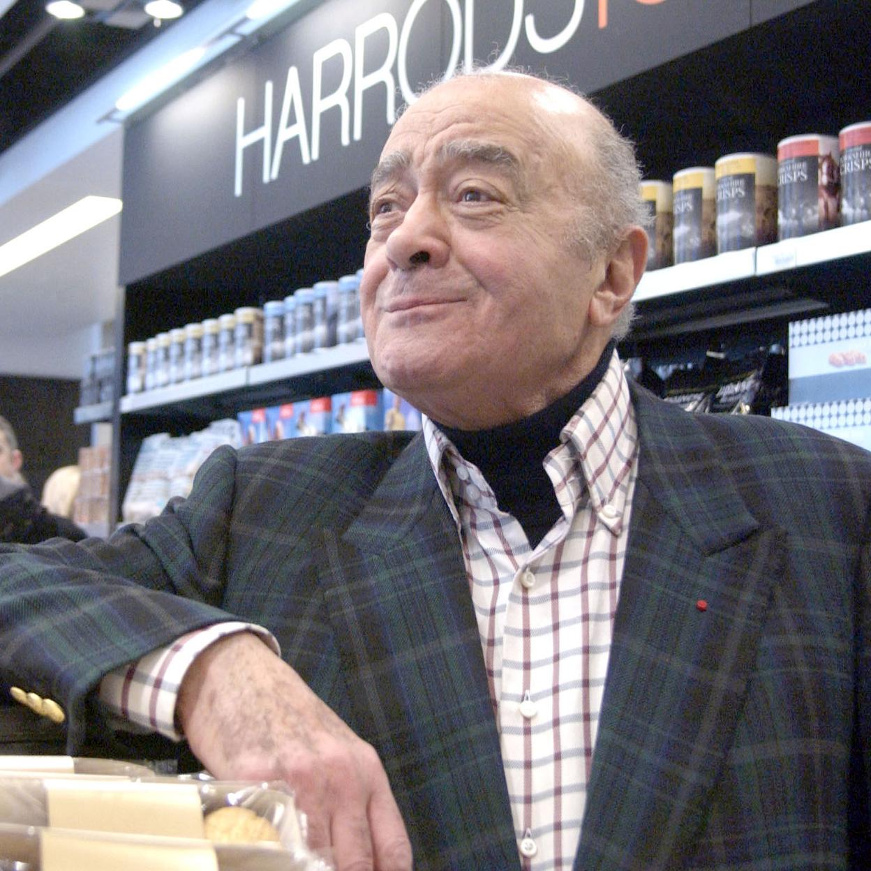 Mohamed Al-Fayed, delante de uno de los expositores de Harrods.