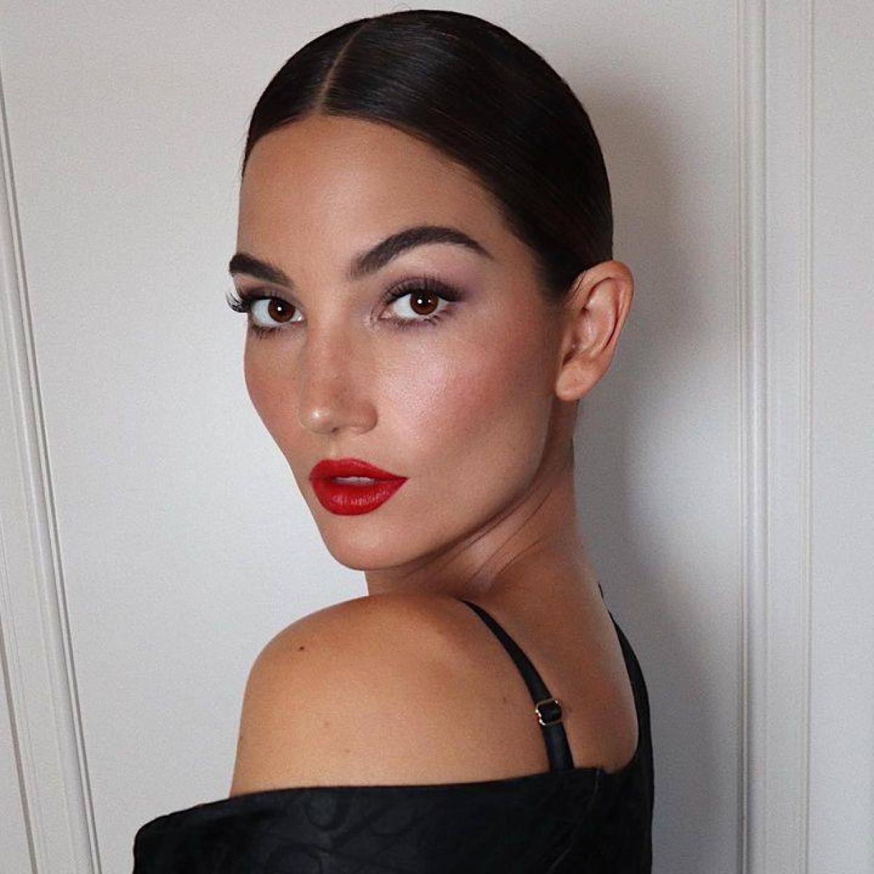 Lily Aldridge con cejas y pestañas densas