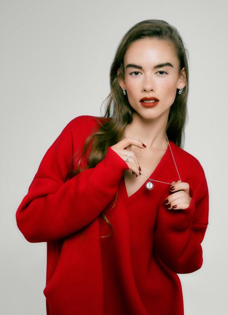 Imagen - Sortija, pendientes y colgante, todo de Messika. El vestido de punto es de Loewe / FOTO: ROSA COPADO.