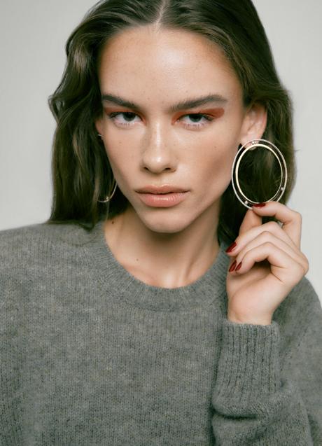 Imagen - Pendientes de aro, de Messika y jersey de Easy Wear (El Corte Inglés). / FOTO: ROSA COPADO.