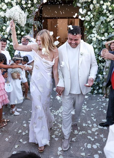 Imagen - La pareja saliendo de la iglesia de Ibiza donde se casaron. / GTRES