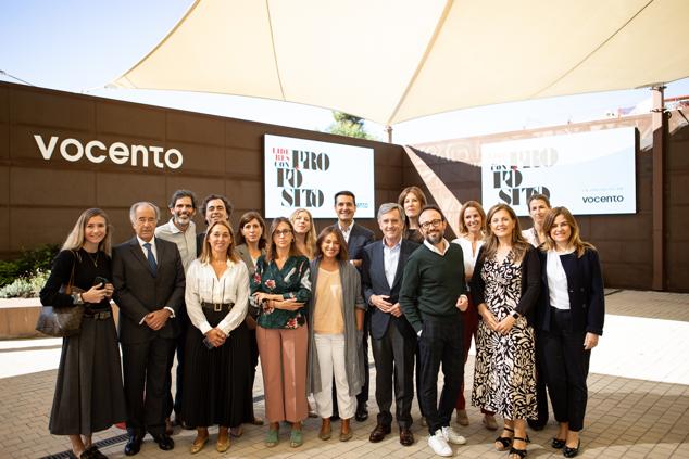 Foto de familia del segundo workshop de Líderes con propósito. De izquierda a derecha, Alexandra Jausas (Mahou San Miguel), Jesús Sáinz (Puy du Foy), Hugo Giralt (Propelland), Soraya Romero (Iberostar), Álex Pallete (Picnic), Beatriz Sánchez Guitián (Fundación Máshumano), Candela Aldao (Mahou), Cristina Riera (Tendam), María Garrido (Prodigioso Volcán), Roberto Sanz Soblachero (HM Hospitales), Tomás Pereda (Fundación Máshumano), Ana Clara Martines (L'Oréal), Héctor García-Santacruz (Antrópico), Tábata Bergareche (Telefónica), Rosa Ramos (L'Oréal), Mariana Ramonell (Vocento) y Maribel Mobellán (Ikea).