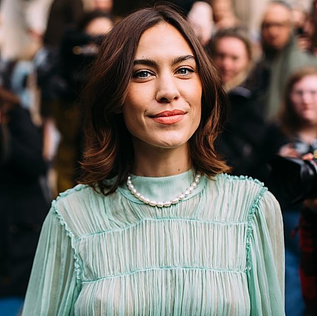 Si tienes el pelo fino, ficha el champú exfoliante que usa Alexa Chung para dar vida a su melena