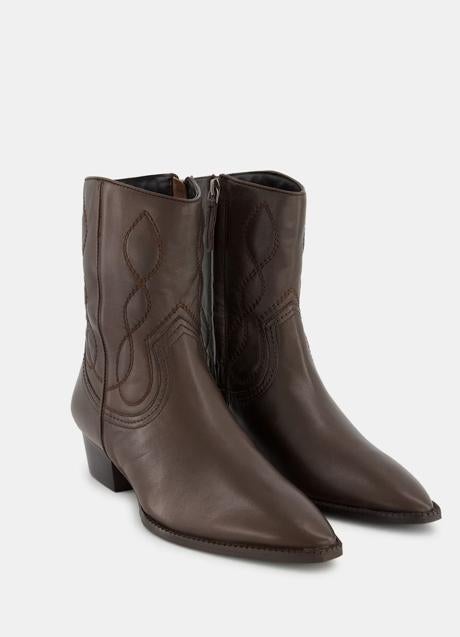 Imagen - Botines estilo cowboy en marrón chocolate de Hipercor. Foto: Hipercor.
