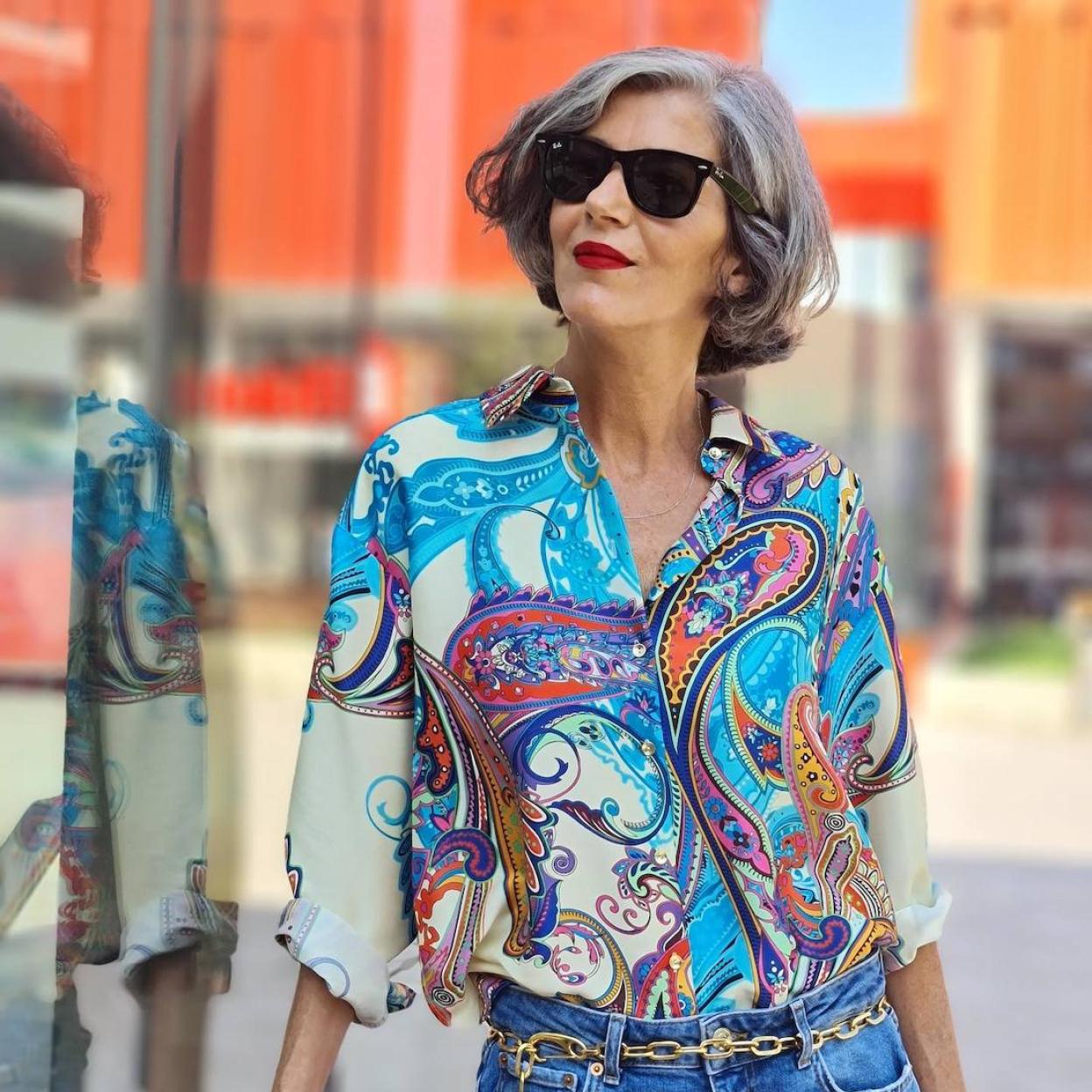 La influencer de más de 50 lleva una camisa paisley