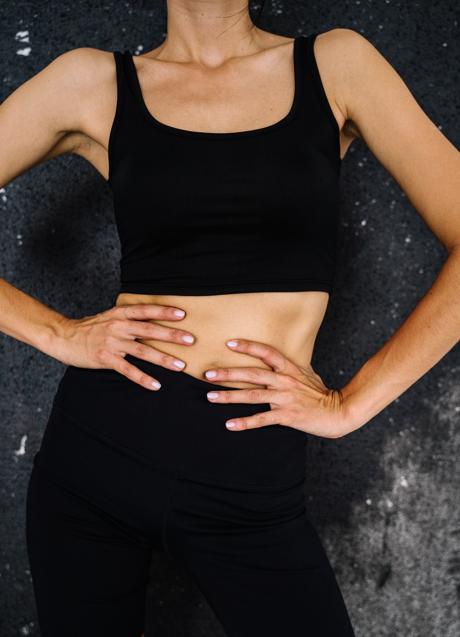 Imagen - Mujer con abdomen plano/PEXELS