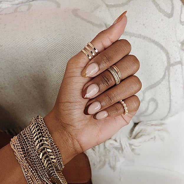 Manicura francesa en varios tonos de marrón