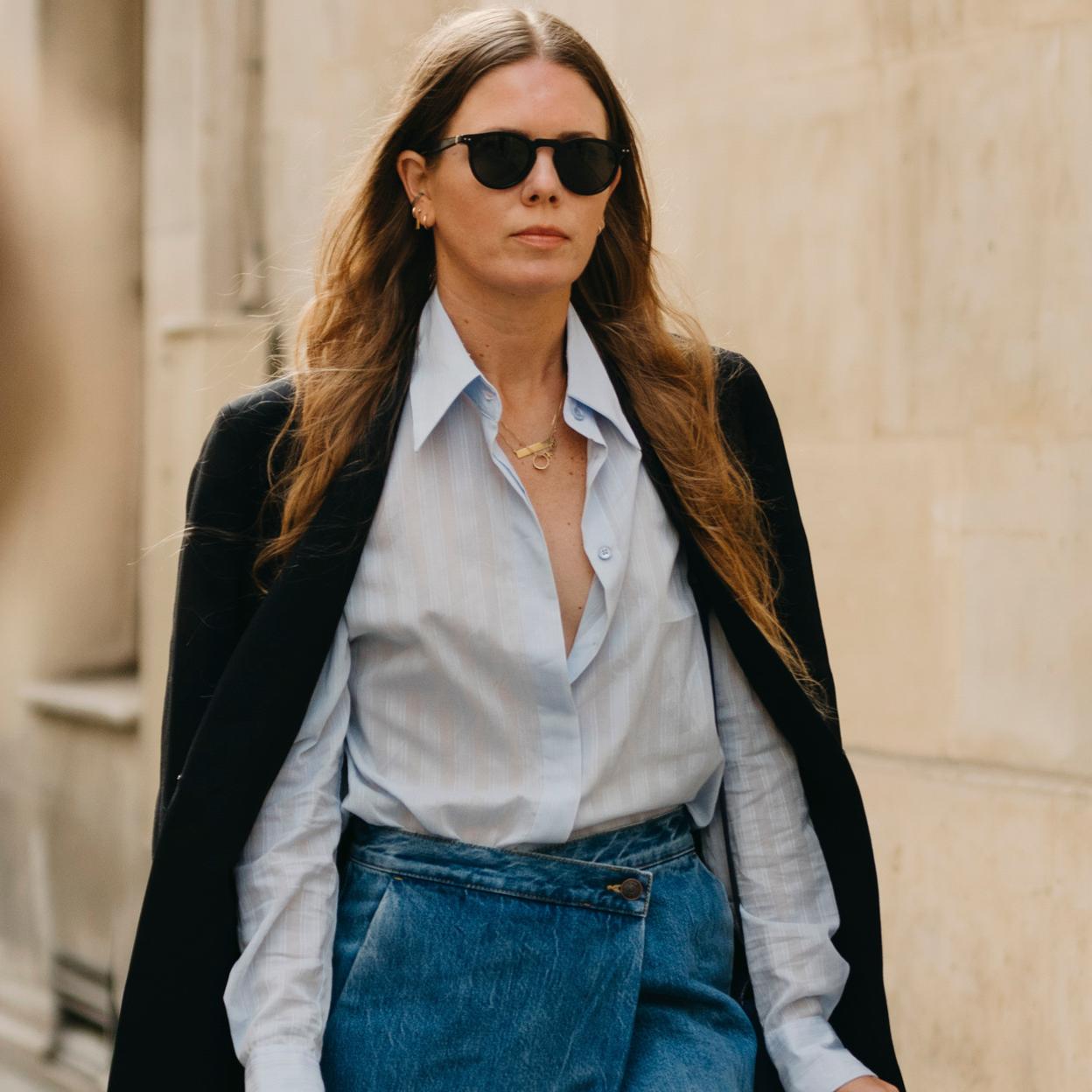Una mujer con pantalones vaqueros.
