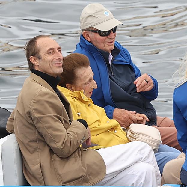 Juan Carlos, junto a su hermana la infanta Margarita y su sobrino, Alfonso Zurita. 