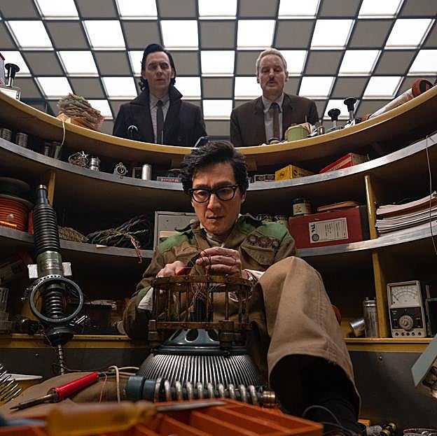 Tom Hiddleston, ke Huy Quan y Owen Wilson en una imagen de la segunda temporada de Loki. 