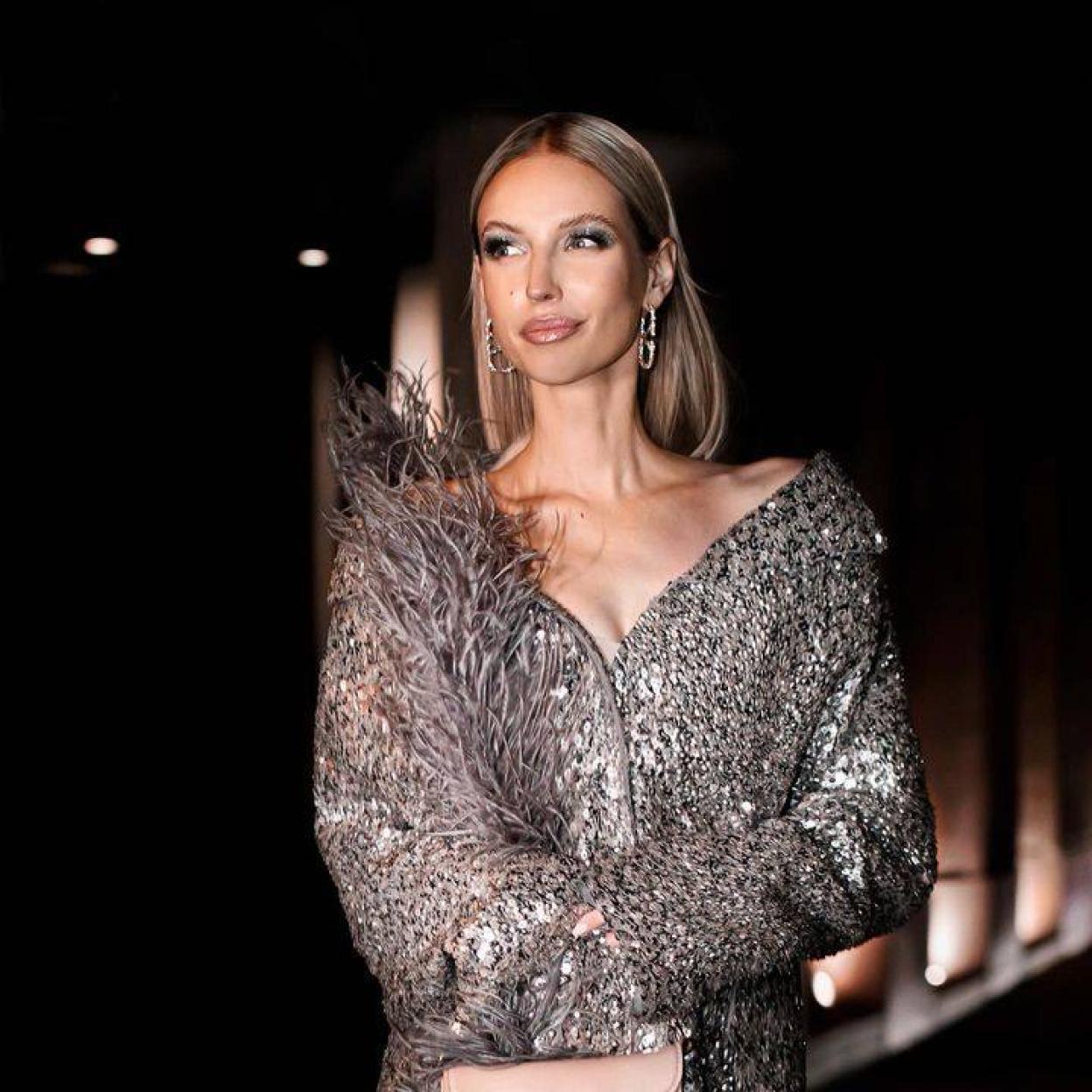 Influencer con maquillaje de fiesta