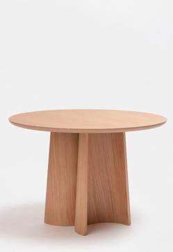 Imagen secundaria 2 - GERMANO EUSKAL: Varias generaciones de ebanistas han hecho de la guipuzcoana Ondarreta un referente universal del buen diseño, materializado en piezas con vocación de durabilidad. Es ese ADN artesano y responsable el que hacía inevitable que los caminos de Sebastian Herkner y Ondarreta se cruzaran, un match del que han surgido piezas poéticas y sólidas como la escultórica familia Ginger. Formada por sillas, butacas y mesas, resulta inolvidable por la maleabilidad de sus maderas nobles y su estética orgánica.