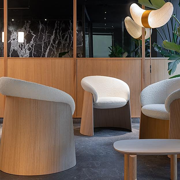 Imagen principal - GERMANO EUSKAL: Varias generaciones de ebanistas han hecho de la guipuzcoana Ondarreta un referente universal del buen diseño, materializado en piezas con vocación de durabilidad. Es ese ADN artesano y responsable el que hacía inevitable que los caminos de Sebastian Herkner y Ondarreta se cruzaran, un match del que han surgido piezas poéticas y sólidas como la escultórica familia Ginger. Formada por sillas, butacas y mesas, resulta inolvidable por la maleabilidad de sus maderas nobles y su estética orgánica.