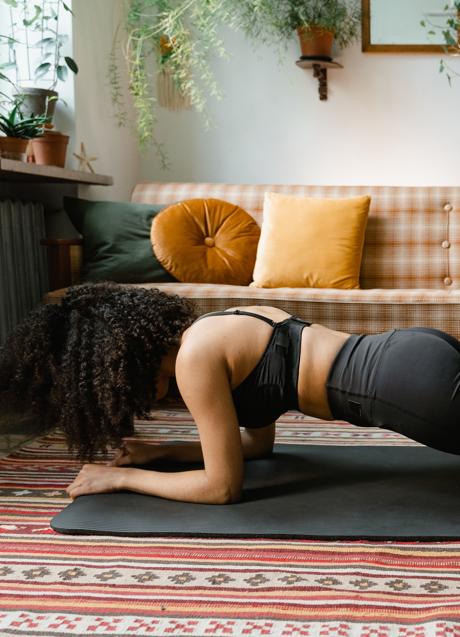 Imagen - Mujer haciendo una plancha/PEXELS