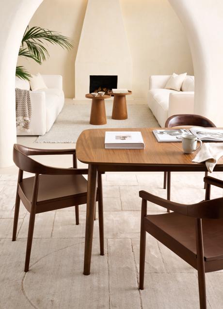 Imagen - Mesa de comedor extensible Dumas (599 euros) y sillas Acacia (199 euros cada una) de El Corte Inglés.