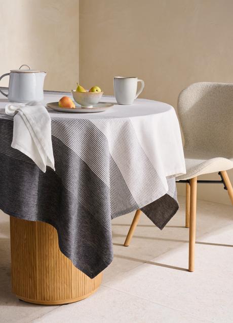 Imagen - La mesa Arp redonda cuesta 850 euros y las sillas Curly en bouclé, 125 euros en El Corte Inglés.