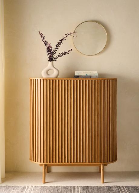 Imagen - Aparador alto con puertas correderas, modelo Adam. 1.100 euros en El Corte Inglés.