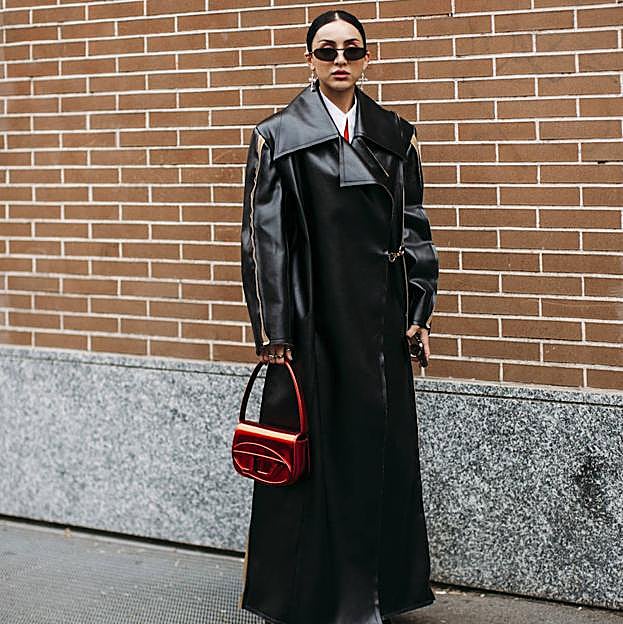 Imagen principal - Imágenes de Street Style con ejemplos de looks neutros con bolsos rojos.