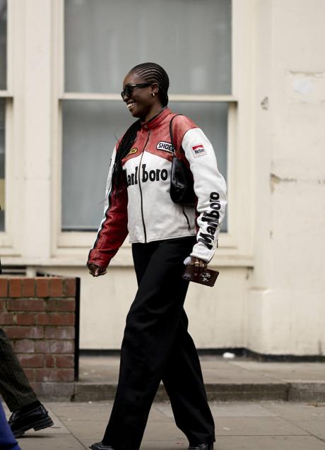 Imagen - Imagen de Street Style de mujer con cazadora 'motomami' con detalles rojos.