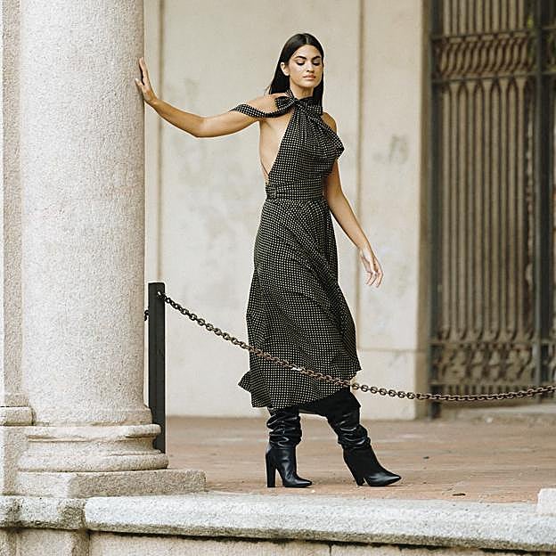 Los vestidos midi que puedes llevar como invitada a una boda o un día cualquiera con botas altas