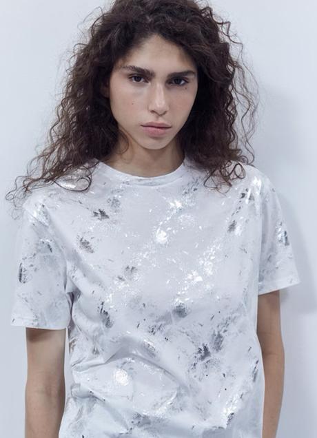 Imagen - Camiseta básica con metalizado de Sfera. Foto: Sfera.