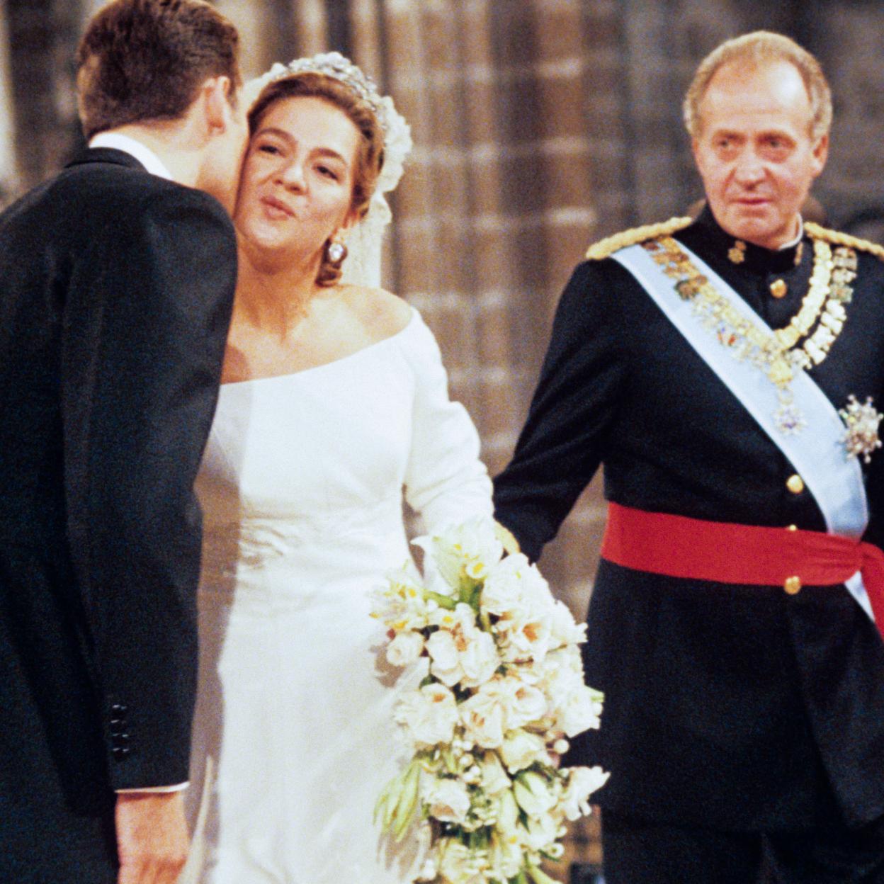 Los periodistas que cubrieron la boda entre la infanta Cristina e Iñaki Urdangarin en octubre de 1994, advirtieron el gesto serio del rey Juan Carlos. 