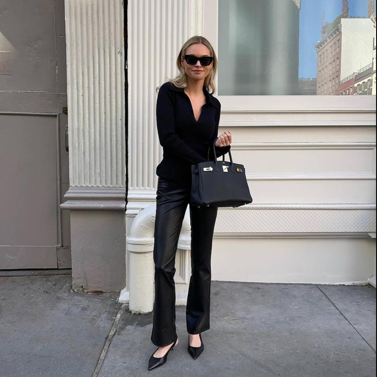 La influencer lleva un polo elegante en un total look negro