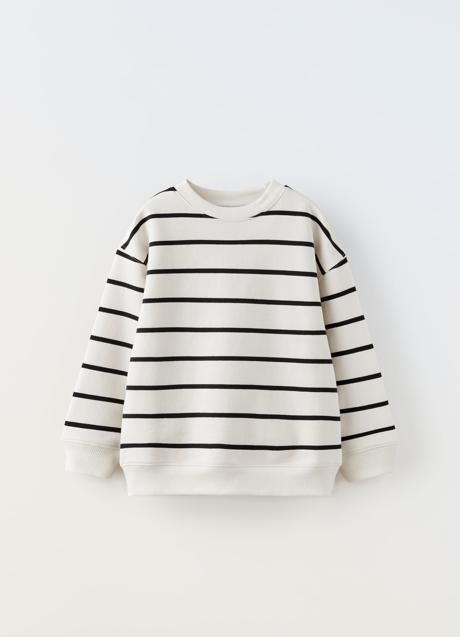 Imagen - Sudadera con estampado de rayas en blanco de Zara Kids. Foto: Zara Kids.
