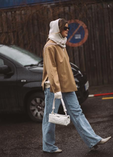 Imagen - Street Sytle de París, con prescriptora de estilo con vaquero wide leg y balaclava.