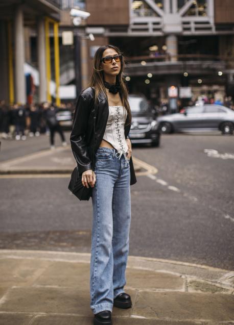 Imagen - Street Sytle de París, con prescriptora de estilo con vaquero wide leg y blazer de cuero.