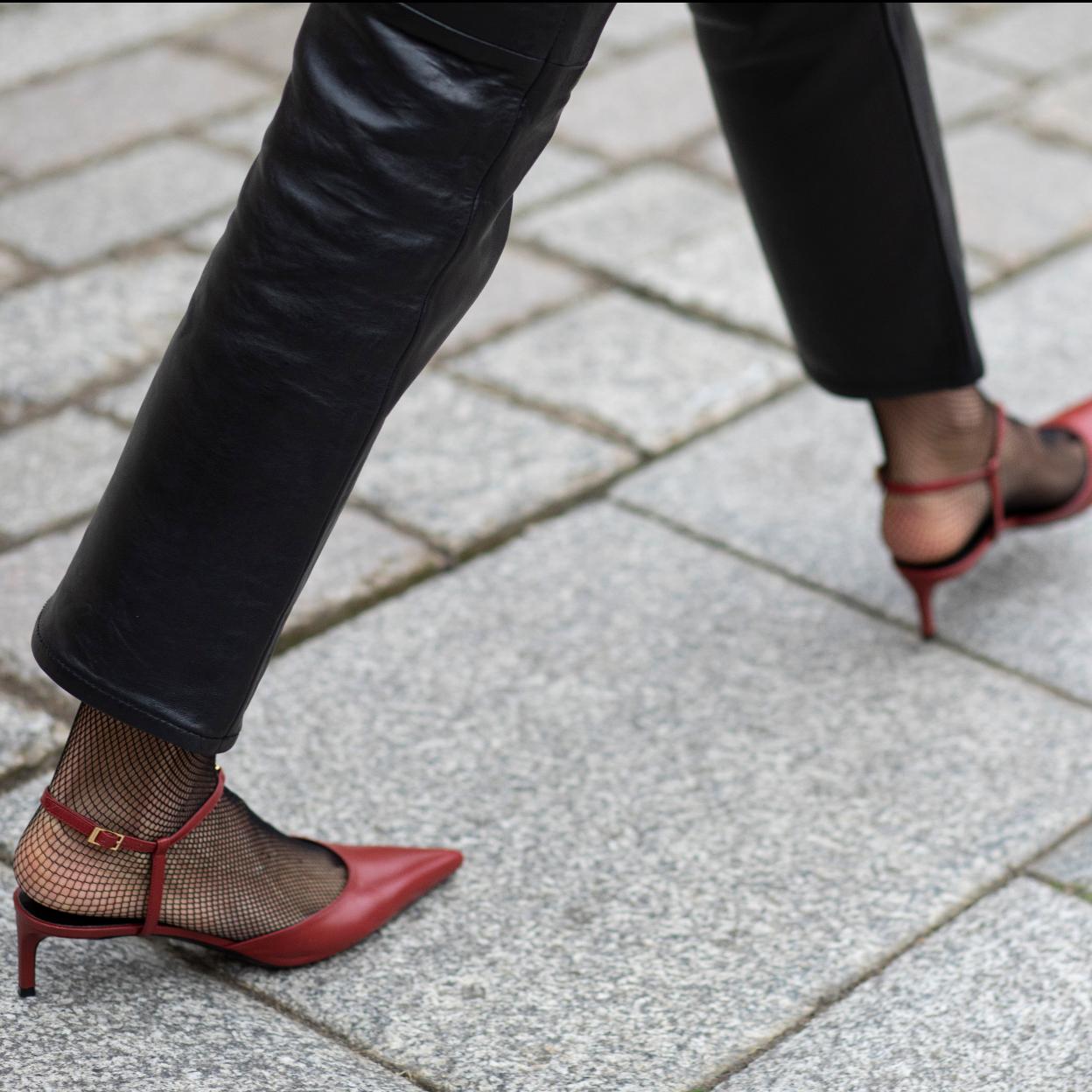 Unos zapatos rojos de tacón.