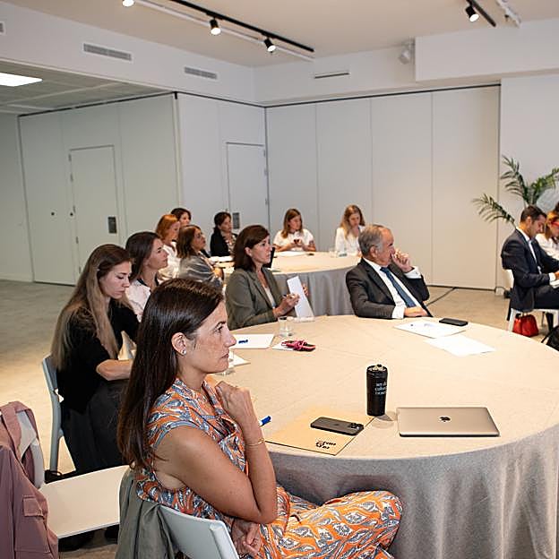 Imagen principal - 1. Samary Fernández Feito, directora general del área de Lujo, Estilo de Vida y Revistas de Vocento e impulsora del proyecto Líderes con Propósito, atiende la presentación de Hugo Giralt junto con el resto de participantes en la jornada. 2. Álex Pallete, fundador y director general de estrategia de Picnic y miembro del consejo asesor del proyecto Líderes con Propósito, interviene en el debate de cierre de la jornada. 3.El violonchelista Pedro Alfaro, cofundador de Musicaparatodos, que imparte talleres de team building musical y coaching de equipos a través de la música a grandes empresas, puso el broche sonoro a la sesión de Líderes con propósito.