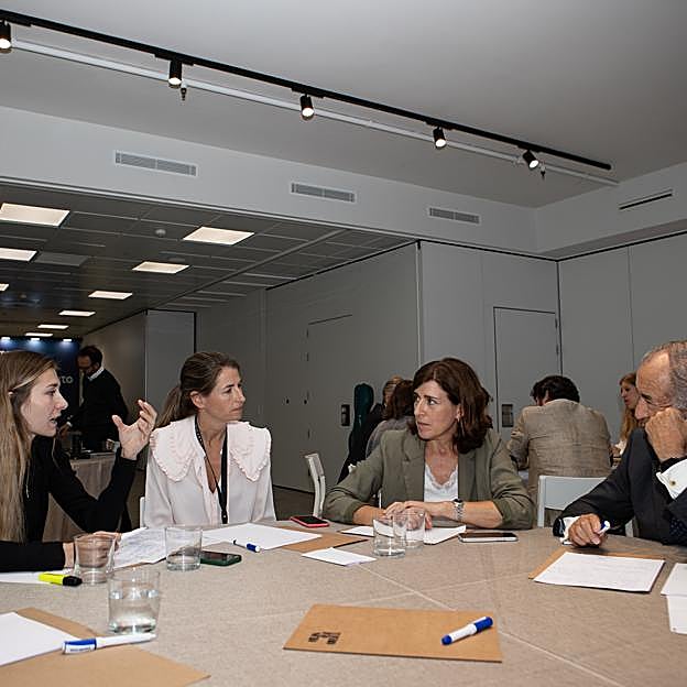De izquierda a derecha, Ana Clara Martines, directora de Comunicación y Engagement de L'Oréal España y Portugal (de espaldas); Alexandra Jausas, Strategy Manager de Mahou San Miguel; Mariana Ramonell, directora de Sostenibilidad de Vocento; Beatriz Sánchez Guitián, directora general de la Fundación Máshumano; y Jesús Sáinz, vicepresidente de Puy du Foy.