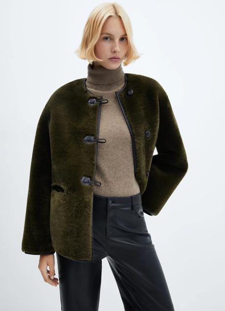 Imagen - Abrigo de pelo en color verde caqui de Mango. Foto: Mango.