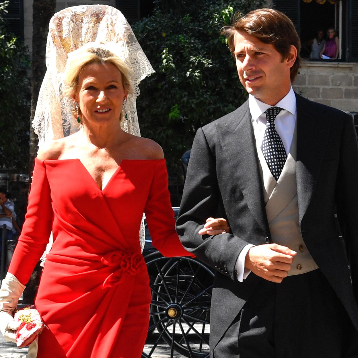 Carlos Cortina y Carla Vega-Penichet en la boda de Felipe Cortina. /