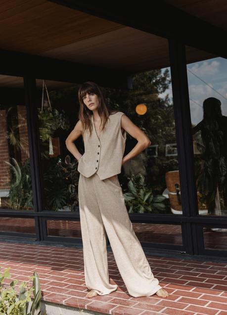 Imagen - Conjunto de chaleco y pantalón ancho en color arena de Zara (17,90 y 22,99 euros)