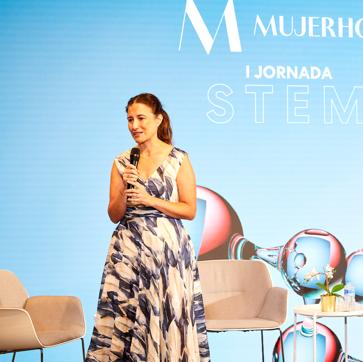 Imagen secundaria 1 - 1. Esperanza Noronha, Isabel Molina, Belén Estébanez y Marta Ferrer (de pie), y Marta Orduna, Lupe Martínez y Estefanía Matesanz fueron las siete ponentes de la I Jornada STEM Mujerhoy./ 2. Samary Fernández, directora general del área de Lujo., Estilo de Vida y Revistas de Vocento.