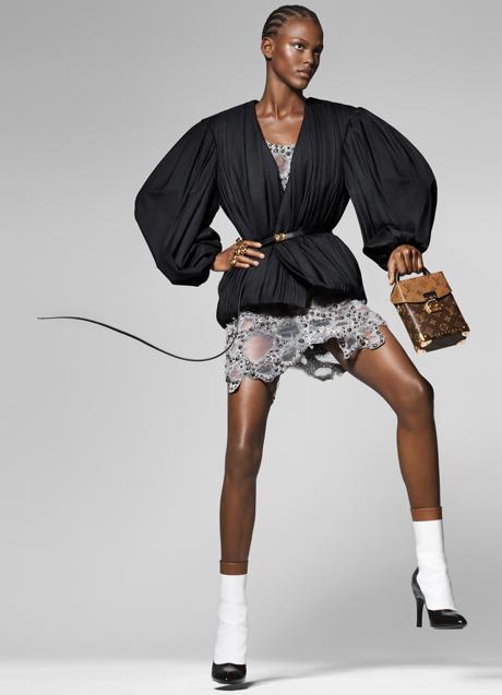 Imagen - Valentina lleva chaqueta drapeada de lana, vestido mini de seda bordada con metal, botas tricolor y bolso Camera box. Fotografía: Ethan James Green / Estilismo: Marie-Amélie Sauvé. 