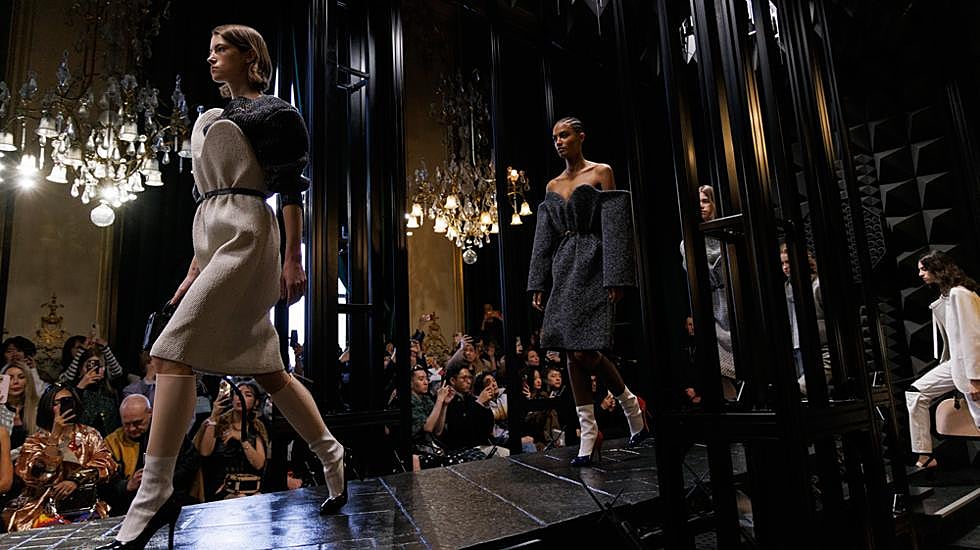 Un momento del desfile de presentación de la colección de este otoño-invierno, que se celebró el Museo D'Orsay. La escenografía fue creada por el artista Philippe Parreno.