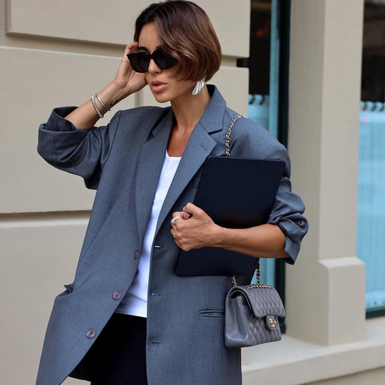 Influencer con blazer elegante