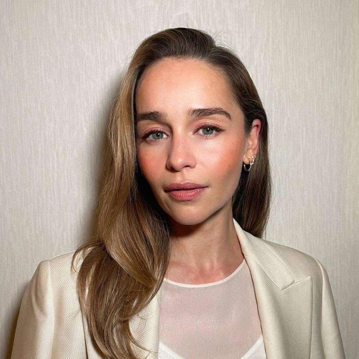 Emilia Clarke con contorno de ojos luminoso