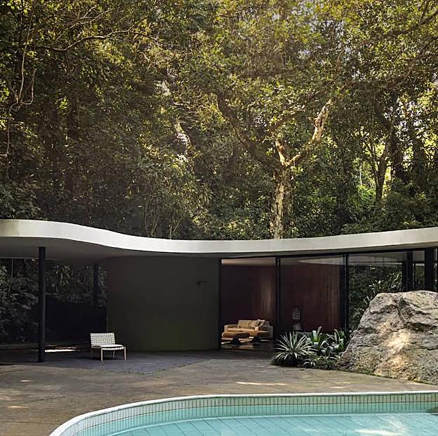 Cómo copiar la decoración de esta impresionante casa modernista con los muebles y adornos más bonitos (y baratos) de Zara Home