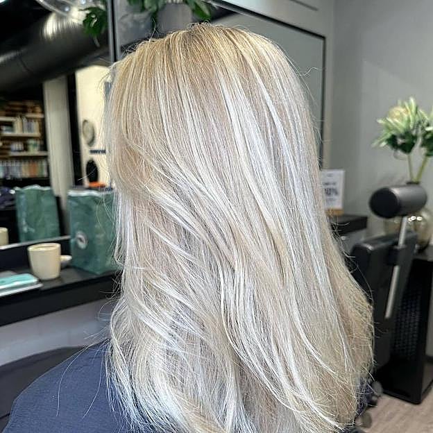 Mujer con tono de pelo rubio nórdico