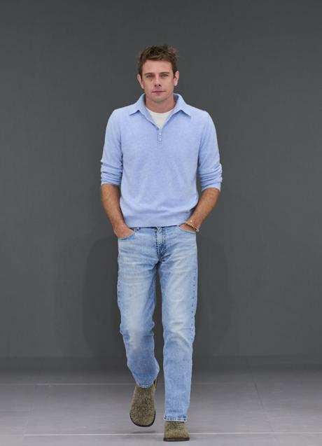 Imagen - Jonathan Anderson al cierre del último desfile de Loewe.