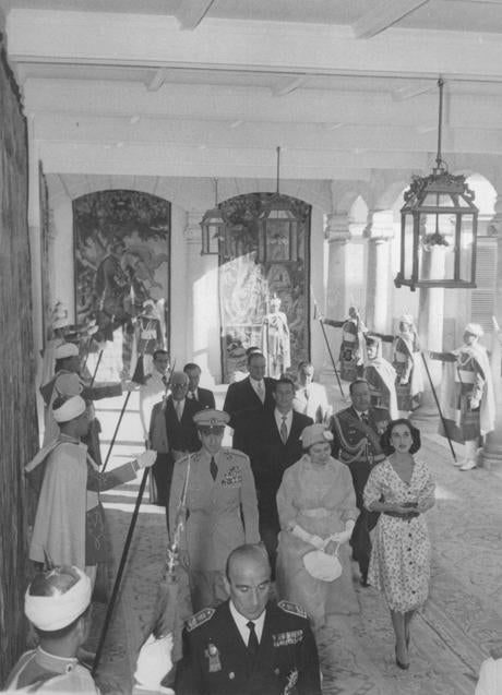 Imagen - En mayo de 1957, los emperadores de Irán, el sha Pahlavi y Soraya, visitaron el Palacio de El Pardo. Aquí les vemos junto a los marqueses de Villaverde. (FOTO: MANUEL SANZ BERMEJO)